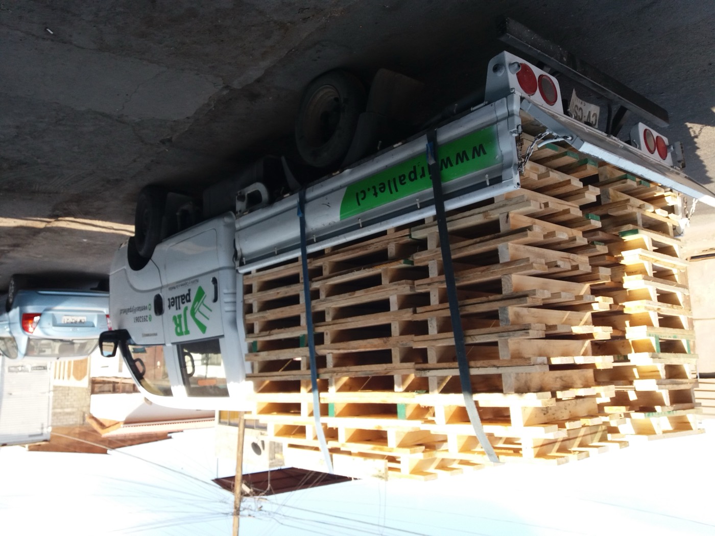Bodega con pallets de madera apilados en Antofagasta